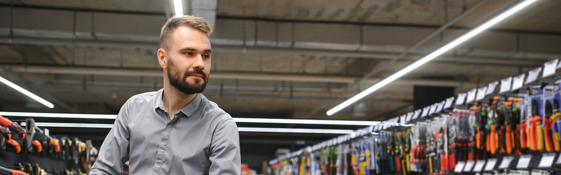 Fonctionnement de la marketplace BricoGaspi permettant aux magasins et acheteurs d’échanger des matériaux et équipements de bricolage.