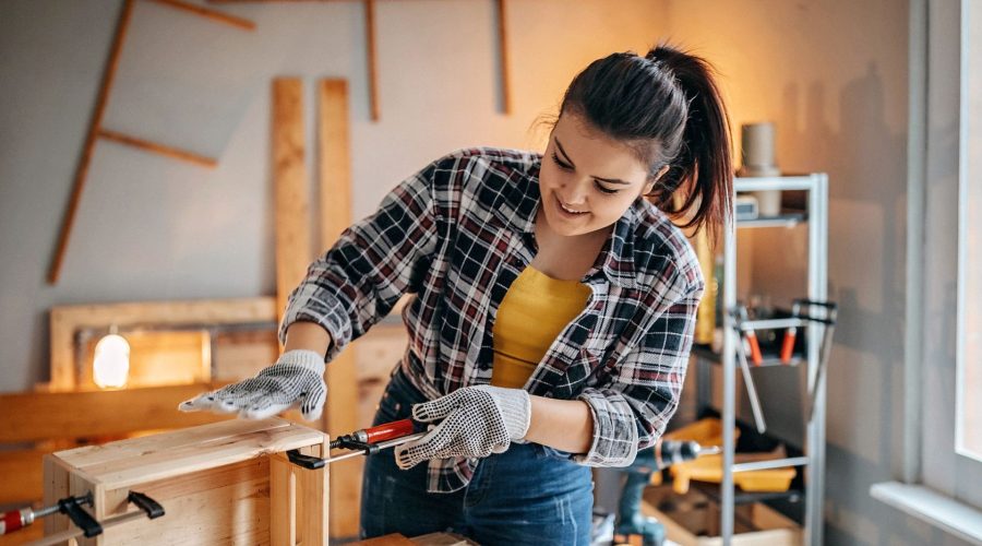 Particulier réalisant un projet de bricolage avec des matériaux et outils accessibles via BricoGaspi